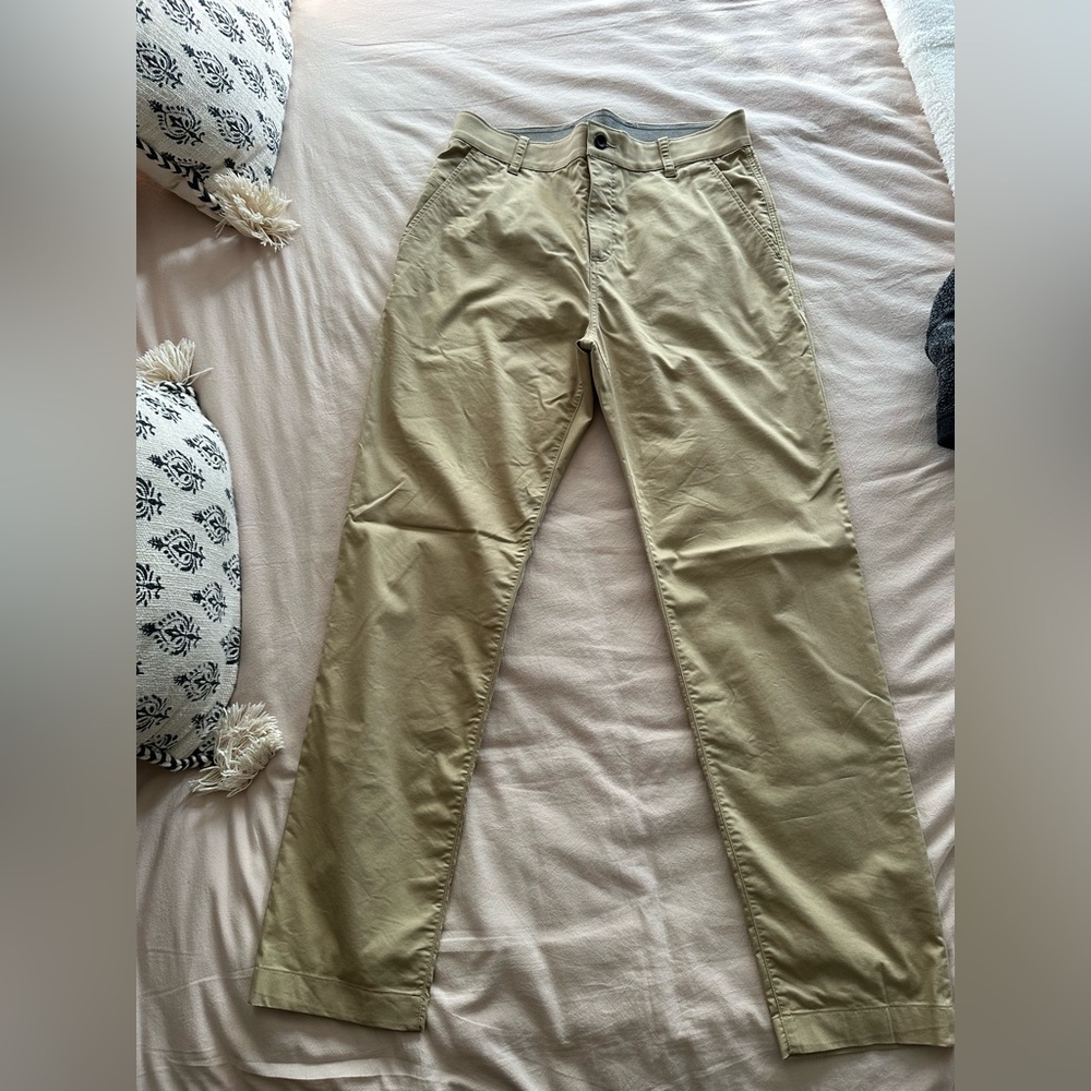 Nike Men's Slim Straight Chino Pants in Light Khaki